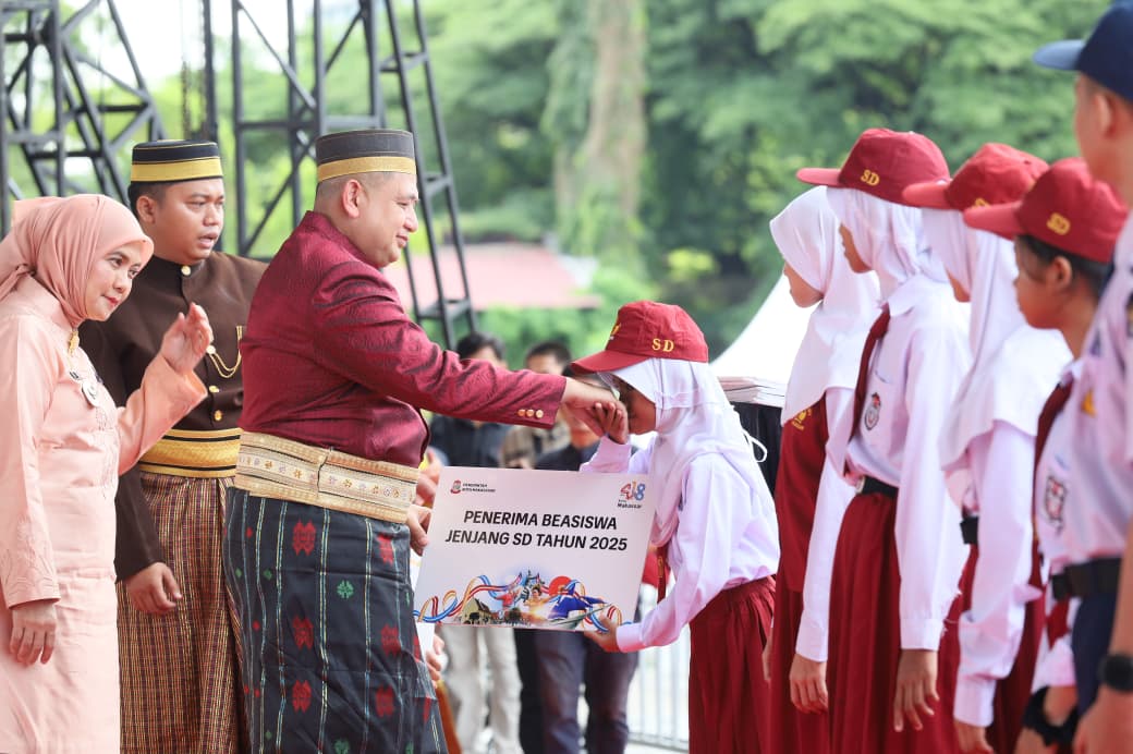 Munafri-Aliyah Berbagi Bantuan Pendidikan di Upacara HUT Kota Makassar ke-418