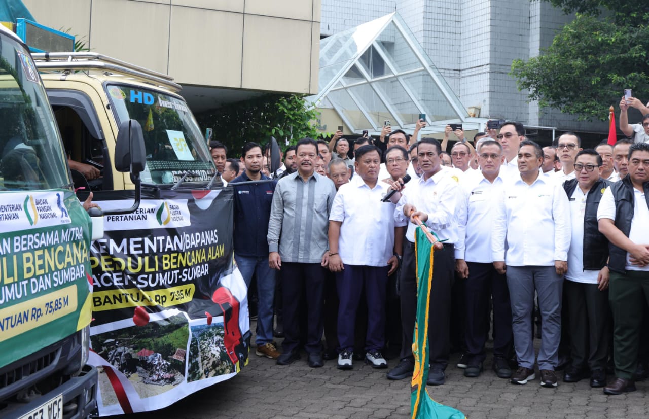Mentan Amran Lepas 207 Truk Bantuan Bencana Banjir Sumatra