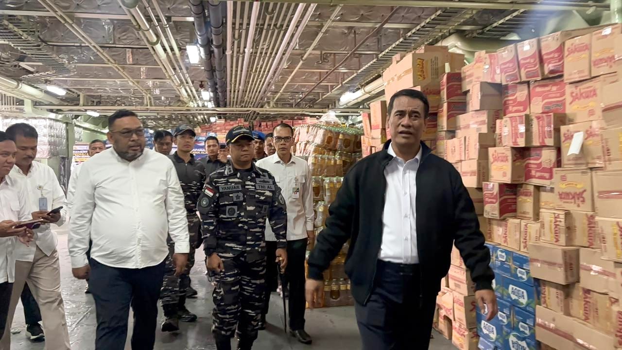 Mentan Amran Kirimkan Bantuan Bencana Sumatra dengan KRI Banda Aceh