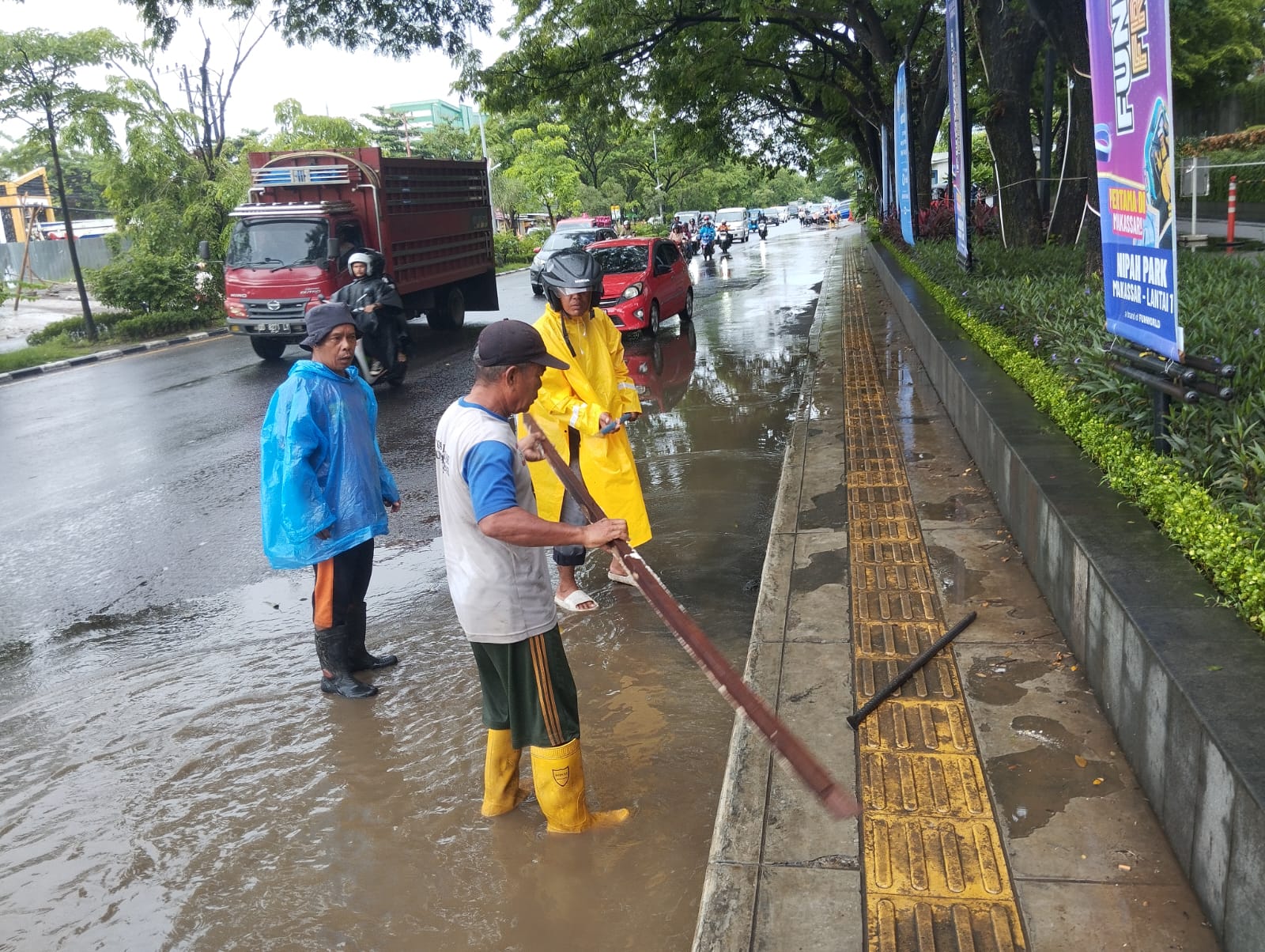 Saluran di JL. Urip Tersumbat, Satgas Drainase Diterjunkan ke Titik Rawan, Fokus Pulihkan Drainase