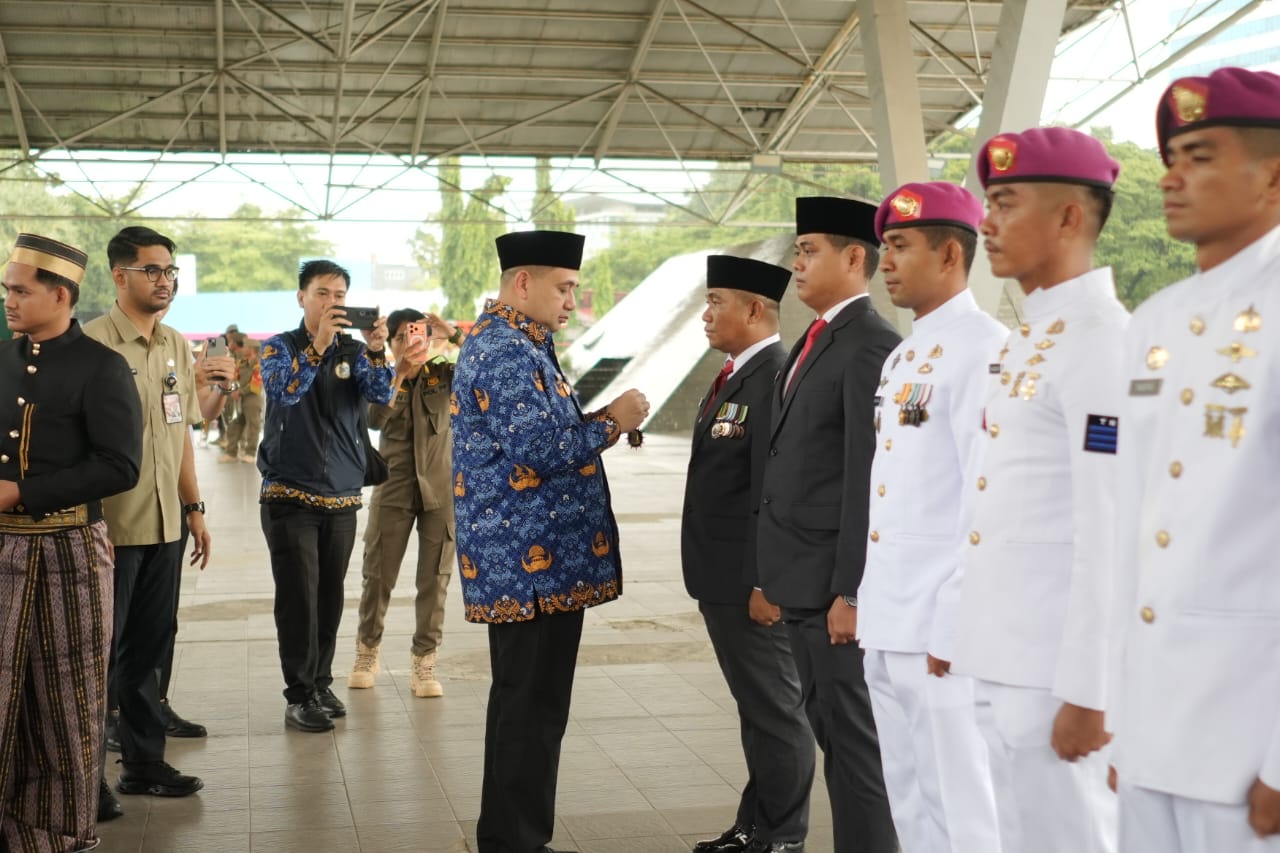 Wali Kota Munafri Sematkan Pin Emas Paskibraka di Hari Bela Negara