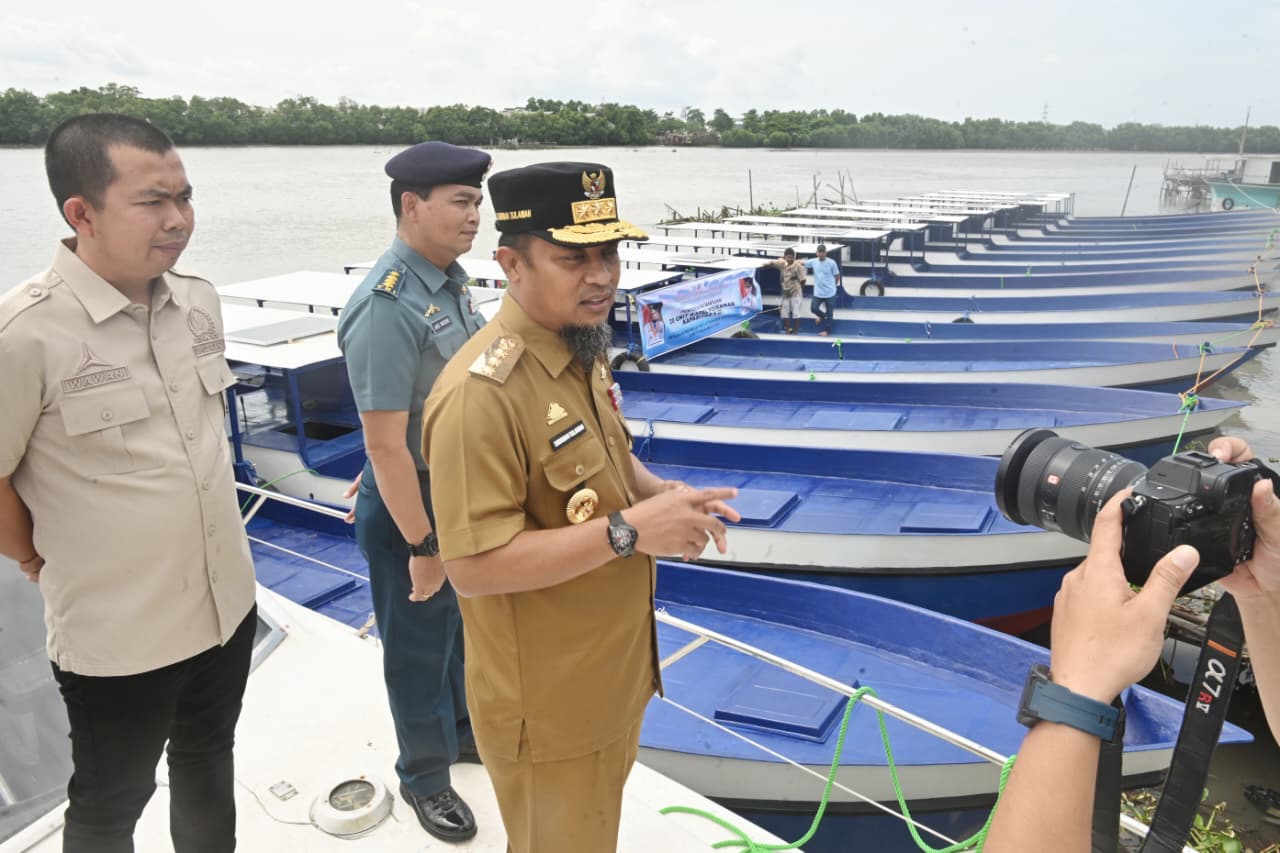 Tingkatkan Produktivitas, Gubernur Sulsel Serahkan 20 Unit Kapal 5 GT untuk Nelayan