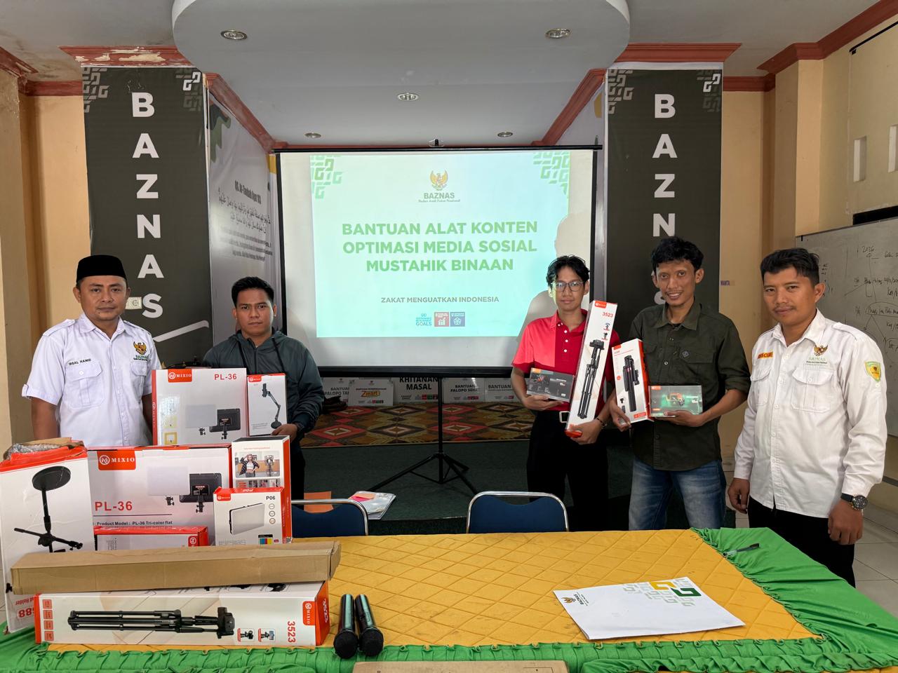 BAZNAS Palopo Cetak Kreator Zakat: Tiga Mustahiq Terima Bantuan Alat Konten