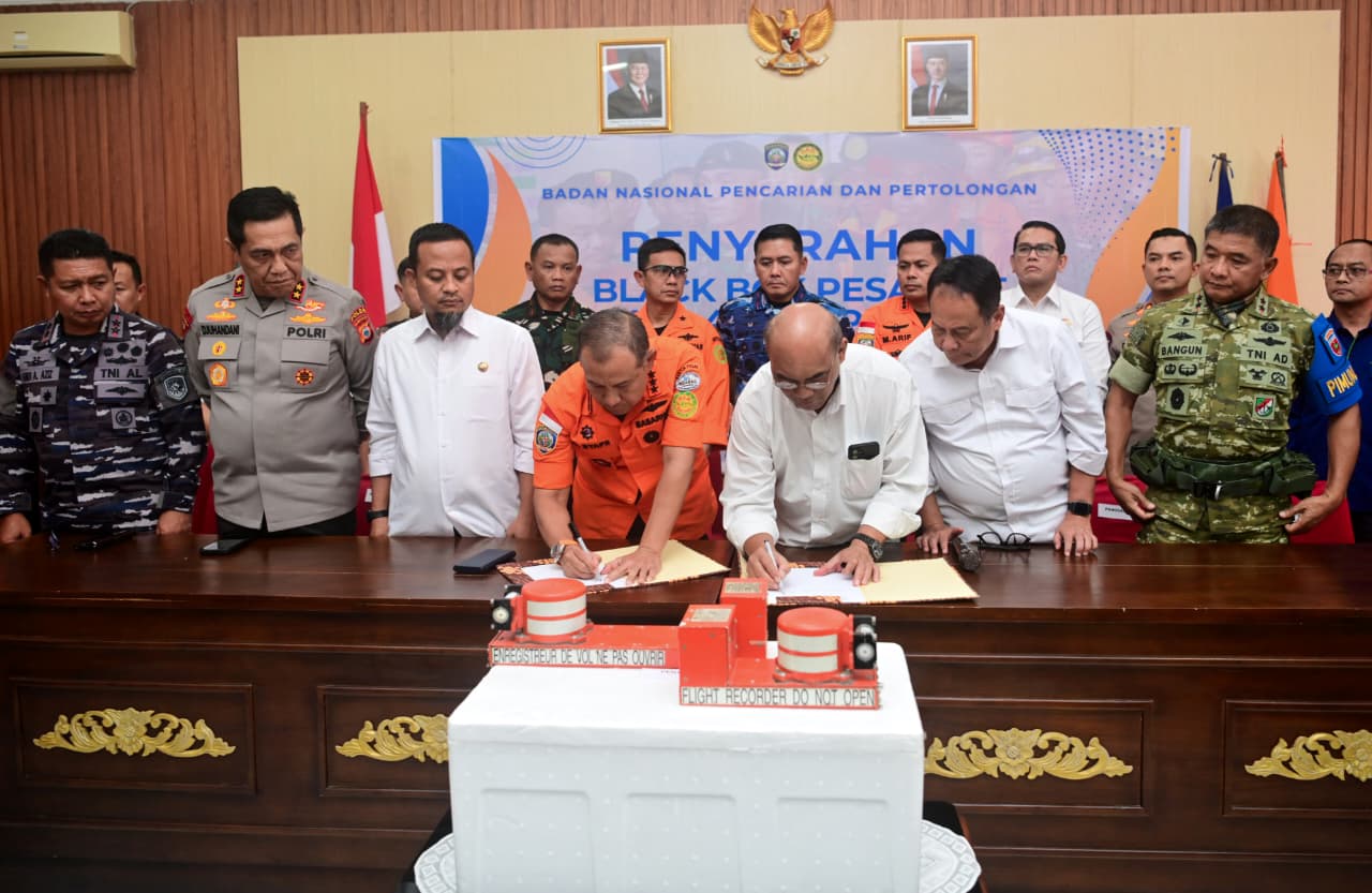 Gubernur Sulsel Saksikan Penyerahan Black Box Pesawat ATR 42-500 PK-THT