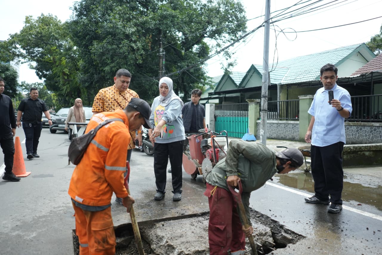 Aspirasi Warga Didengar, Munafri Turun Langsung Bersama Dinas PU Benahi Jalan Garuda