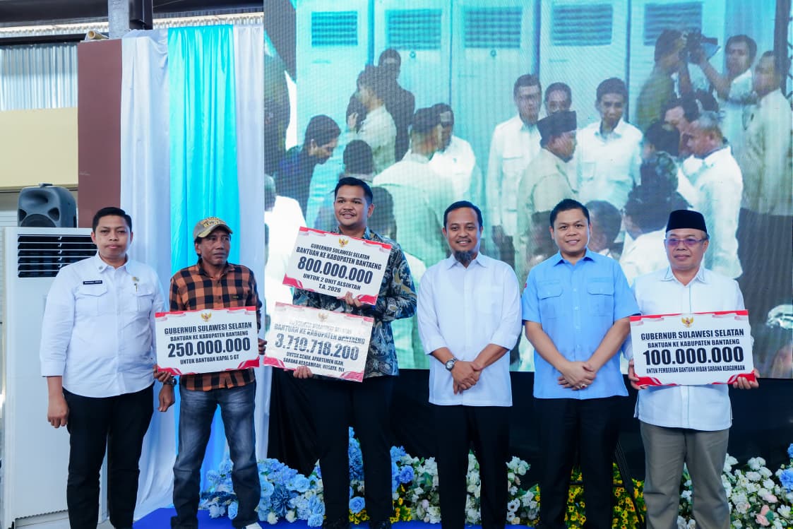 Gubernur Sulsel Serahkan Bantuan Bibit, Green House hingga Kapal Nelayan untuk Warga Bantaeng