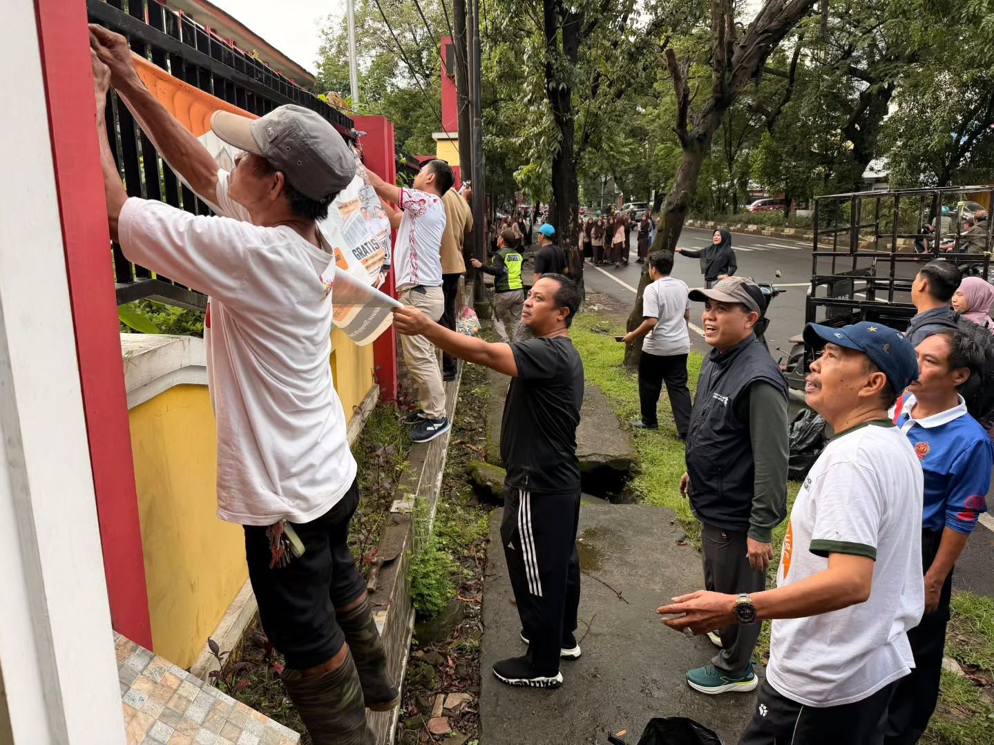 Kunjungi SMKN 4 Makassar, Gubernur Sulsel Ajak Warga Gelorakan Gerakan ASRI Setiap Jumat Pagi