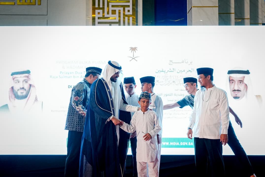 Ribuan Jamaah Nikmati Buka Puasa Program Raja Salman di Makassar