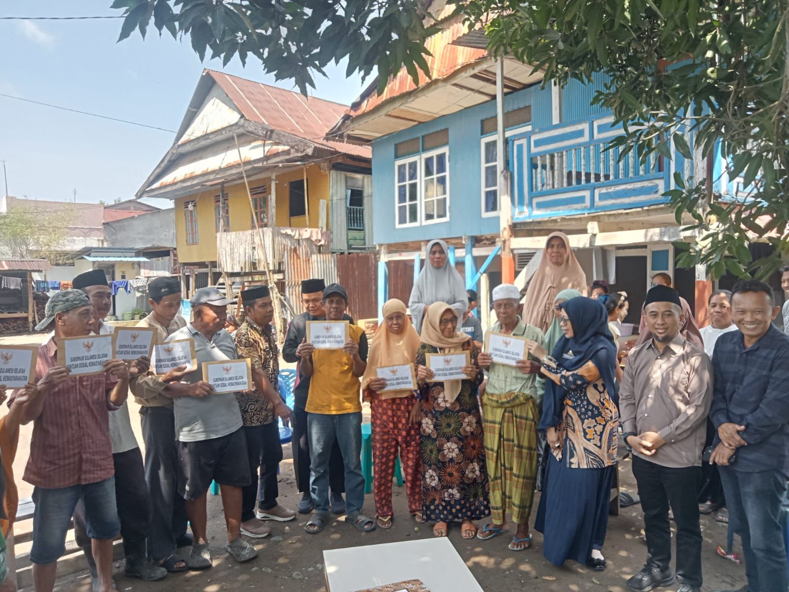 Gubernur Sulsel Salurkan Bantuan bagi 9 Rumah Korban Angin Puting Beliung