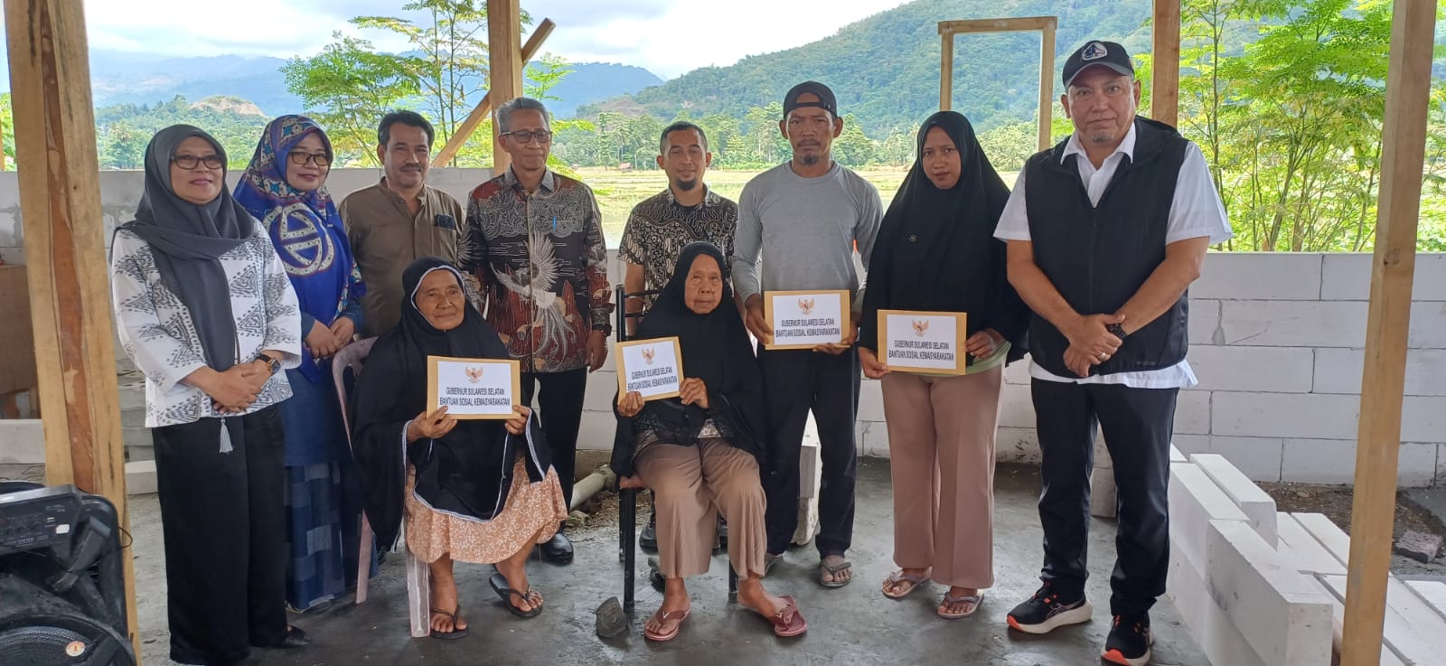 Gubernur Sulsel Salurkan Bantuan Korban Kebakaran di Bua Luwu