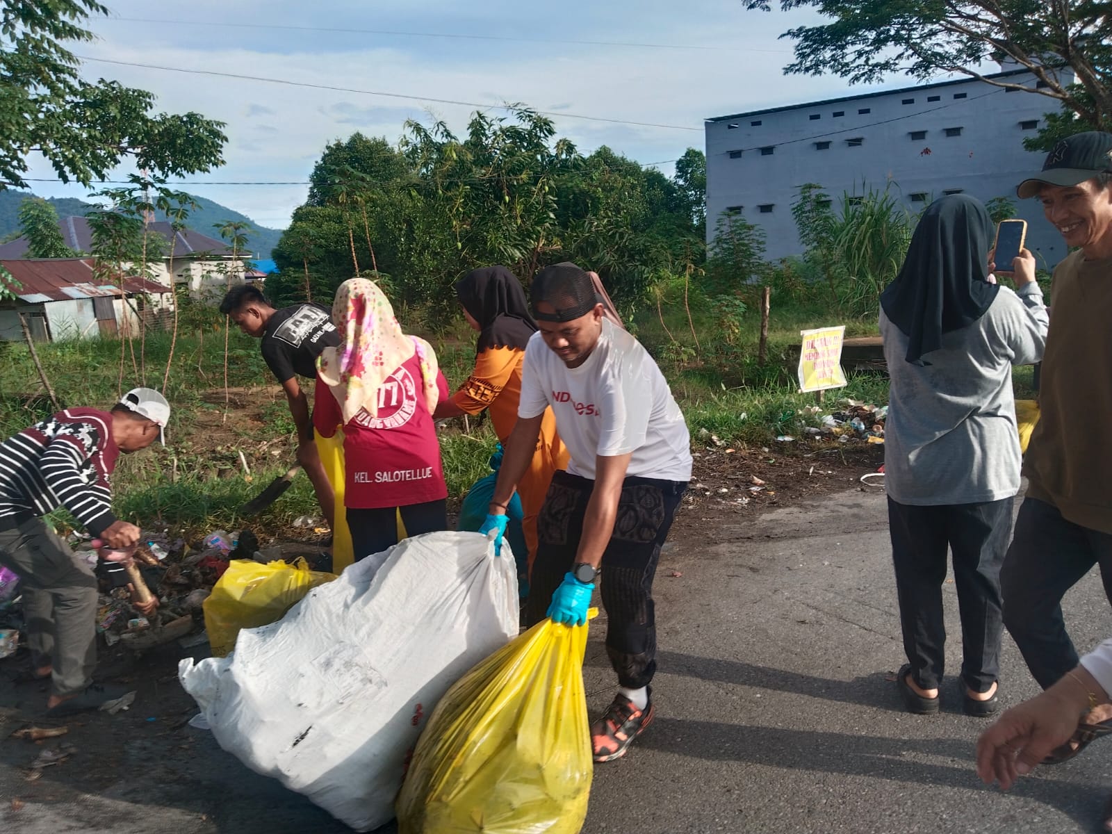 Momen Hari Raya! Palopo Dikejutkan Aksi Akhmad Syarifuddin Bergelut Dengan Sampah