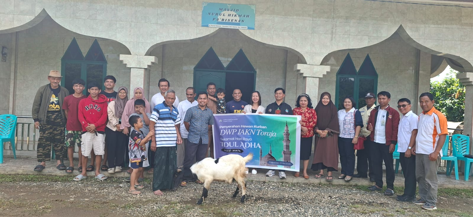 Jelang Idul Adha, DWP IAKN Toraja, Serahkan Bantuan Satu Ekor Hewan Qurban