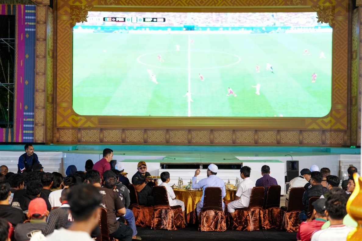 Gubernur Sulsel Nobar Piala Dunia Bersama Ratusan Warga dan Libatkan UMKM Lokal