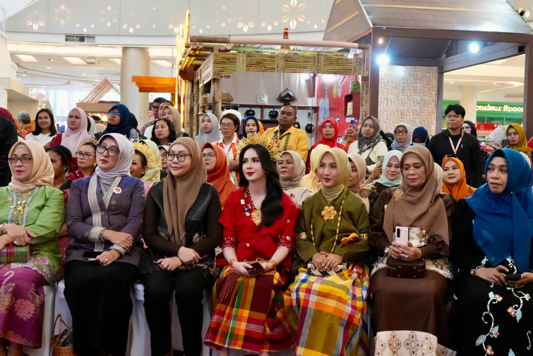 Arumi Bachsin Puji Pameran Kriya dan Wastra 46 Tahun Dekranas di Sulsel