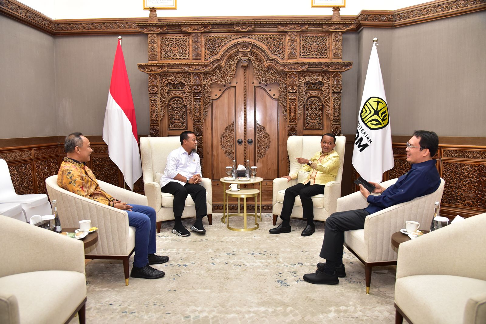 Gubernur Sulsel Audiensi Bersama Menteri ESDM Bahas Program Listrik Desa dan Kebutuhan BBM