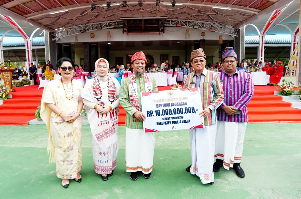 Gubernur Sulsel Serahkan Bantuan Keuangan Rp10 Miliar di Hari Jadi Toraja Utara ke-18