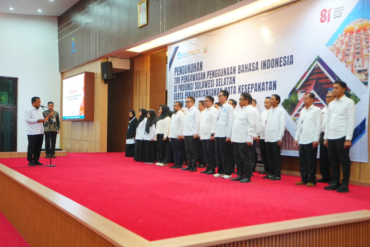 Gubernur Sulsel Kukuhkan Sekda Sulsel Sebagai Ketua Tim Pengawasan Penggunaan Bahasa Indonesia