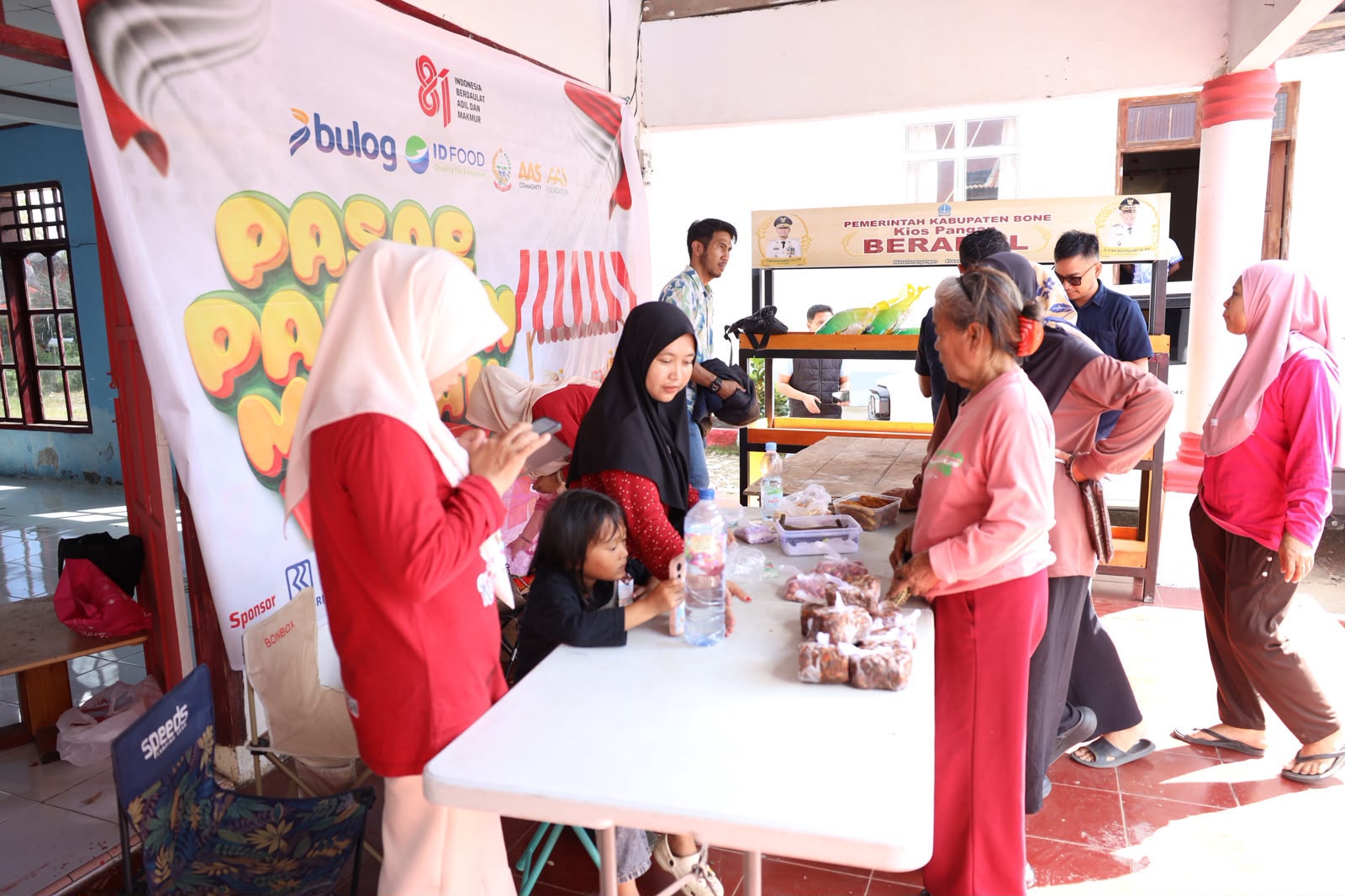 Tak Sampai 1 Jam, Kebutuhan Pokok di Pasar Pangan Murah Mare Hampir Habis Diserbu Warga