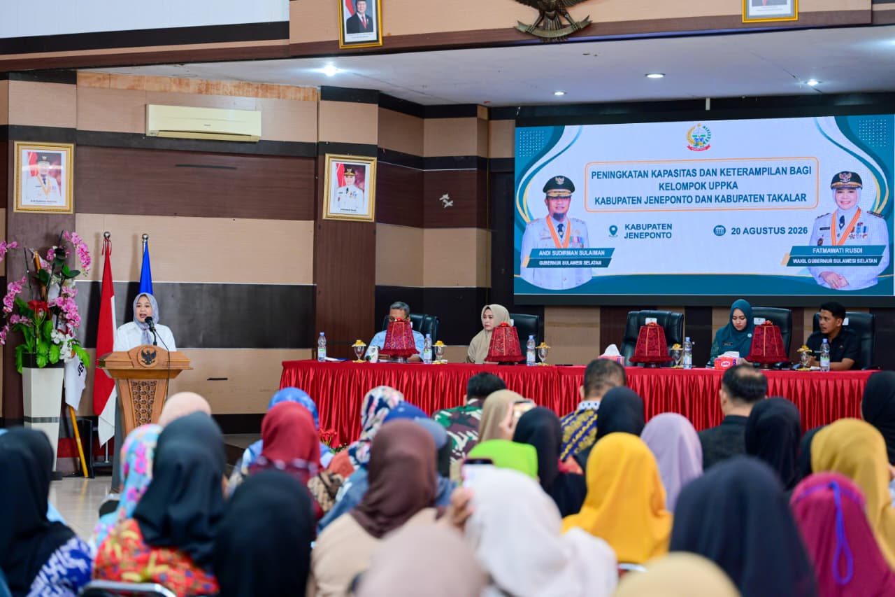 Wagub Sulsel Buka Pelatihan Perempuan dan Serahkan Dukungan Usaha bagi UPPKA