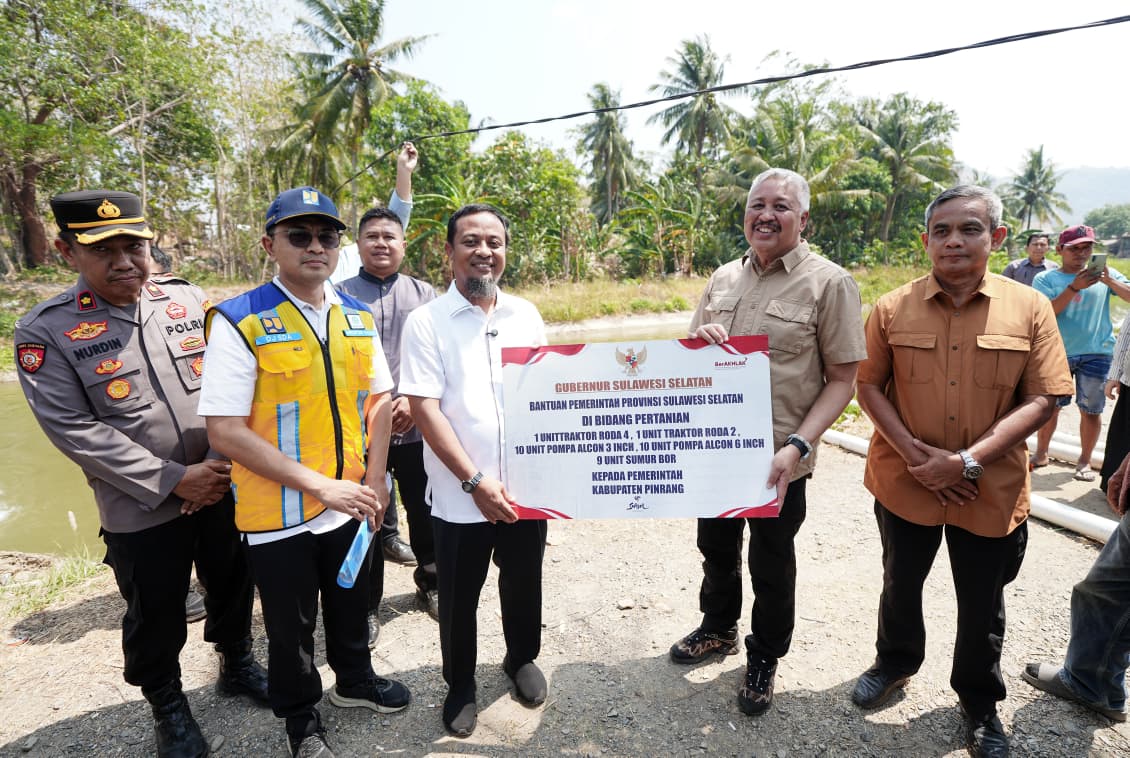 Gubernur Sulsel Serahkan Bantuan 10 Unit Pompa Ponton untuk Petani Pinrang