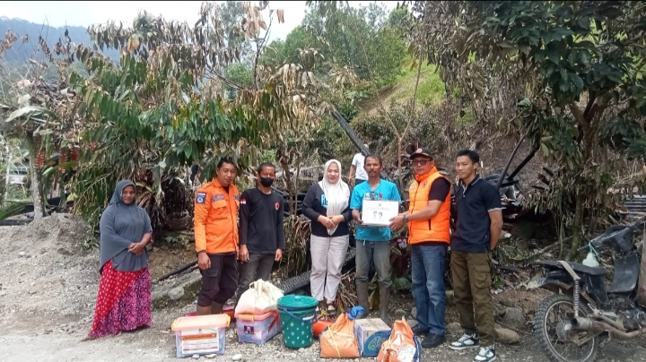 Dinsos dan BPBD Palopo Salurkan Bantuan Korban Kebakaran 