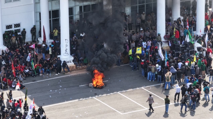 Aliansi Rakyat dan Mahasiswa Gelar Aksi: Demo Berakhir Ricuh