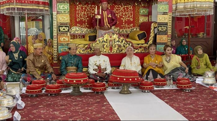 Menteri Agama RI Terima Gelar Adat "To Makkadangnge ri Labutikka" dari Kedatuan Luwu