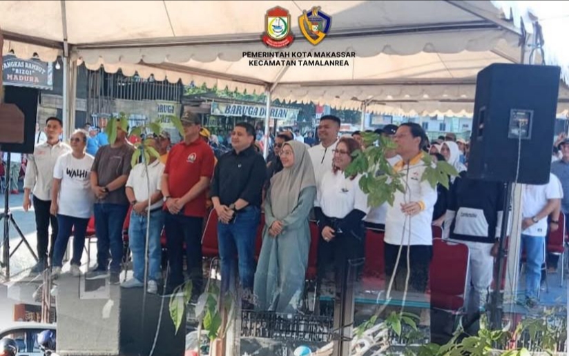 Camat Tamalanrea Dampingi Wali Kota dan Ketua PKK Makassar Tanam Pohon Tabebuya Carbon Sink