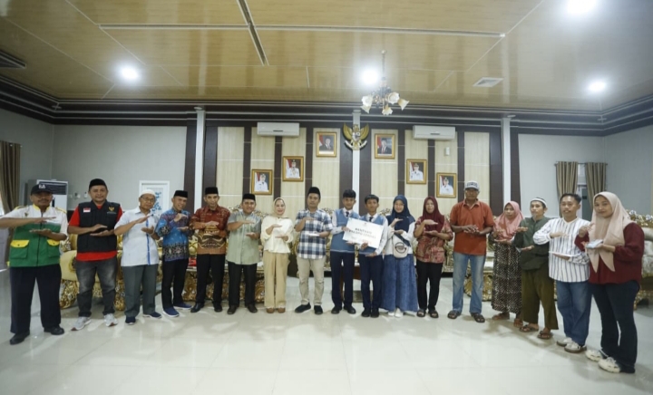 Wali Kota Palopo Serahkan Bantuan BAZNAS kepada Masyarakat Tidak Mampu