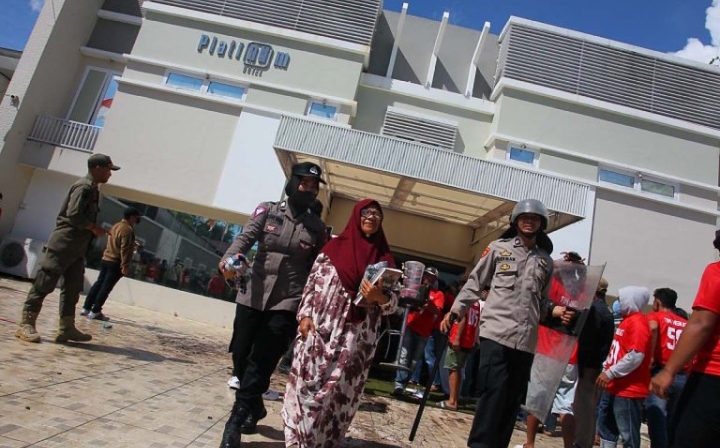 Eksekusi Hotel Platinum Berlangsung Tegang, Petugas Evakuasi Keluarga Pemilik