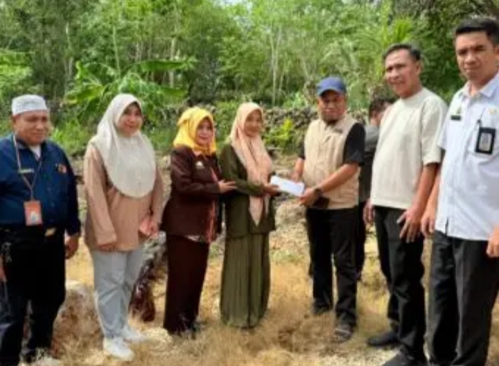 Lewat Staf Khusus, Gubernur Sulsel Salurkan Bantuan bagi Korban Kebakaran Tanah Lemo