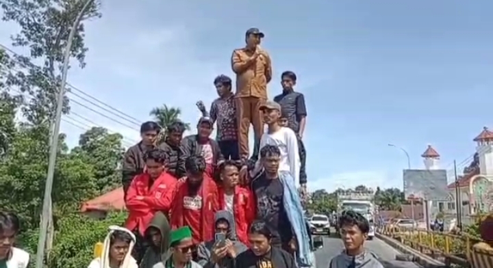 Demo Aliansi Luwu Raya: Bupati Lutra Turun Langsung Sampaikan Orasi