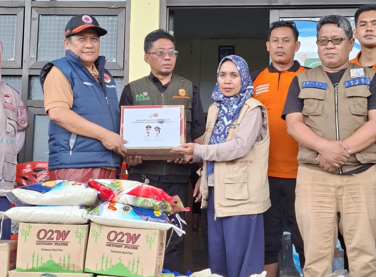 BPBD Sulsel Serahkan Bantuan Logistik Ke Pengungsi Banjir Kelurahan Katimbang
