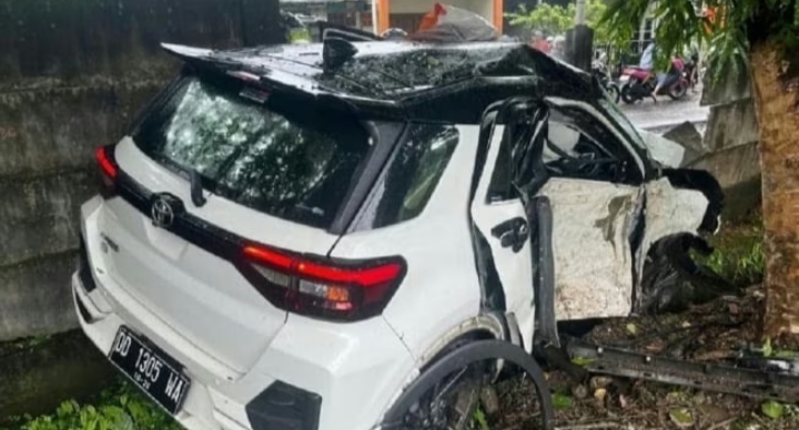 Kecelakaan Maut! Istri Anggota DPRD Sulsel Tewas di Tol Makassar