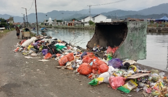 Sampah Menumpuk di Pinggir Sungai, Warga Kritik Minimnya Penanganan