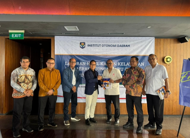 Wawali Kota Palopo Bersama Bupati LuwuTerima Naskah Akademik Dari Tim IOTDA