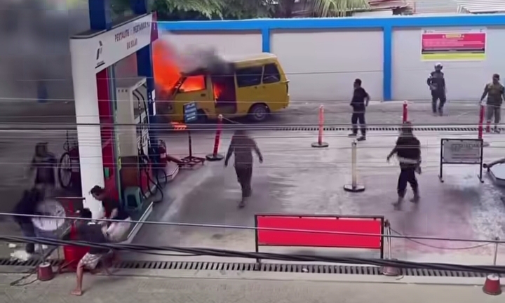 Warga Palopo Dihebohkan, Mobil Pete-Pete Terbakar Saat Isi BBM di SPBU