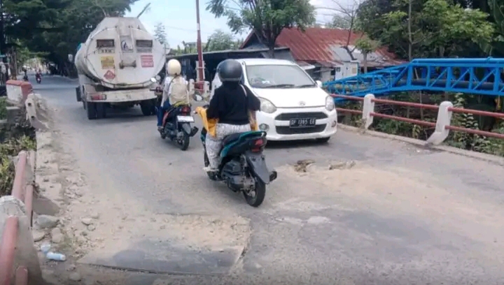 Jembatan Ahmad Razak Rusak Parah, Pengendara Dipaksa Bertaruh Keselamatan