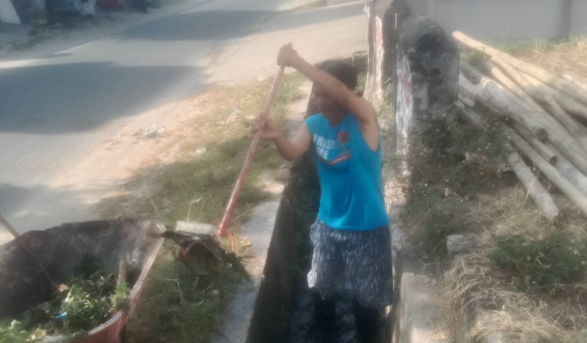 Tak Kenal Lelah, RT Amassangan Rutin Turun ke Selokan: Sampah Musuh Bersama!