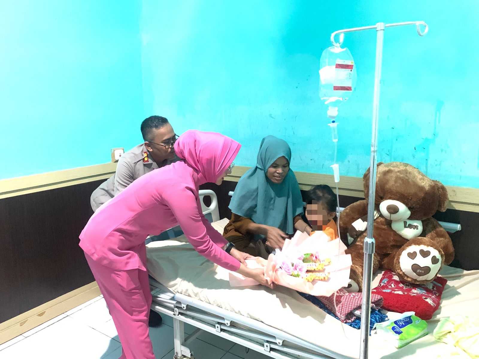 Kapolres Pinrang Kunjungi Bocah Korban Penganiayaan di RSUD Lasinrang, Berikan Dukungan Moral