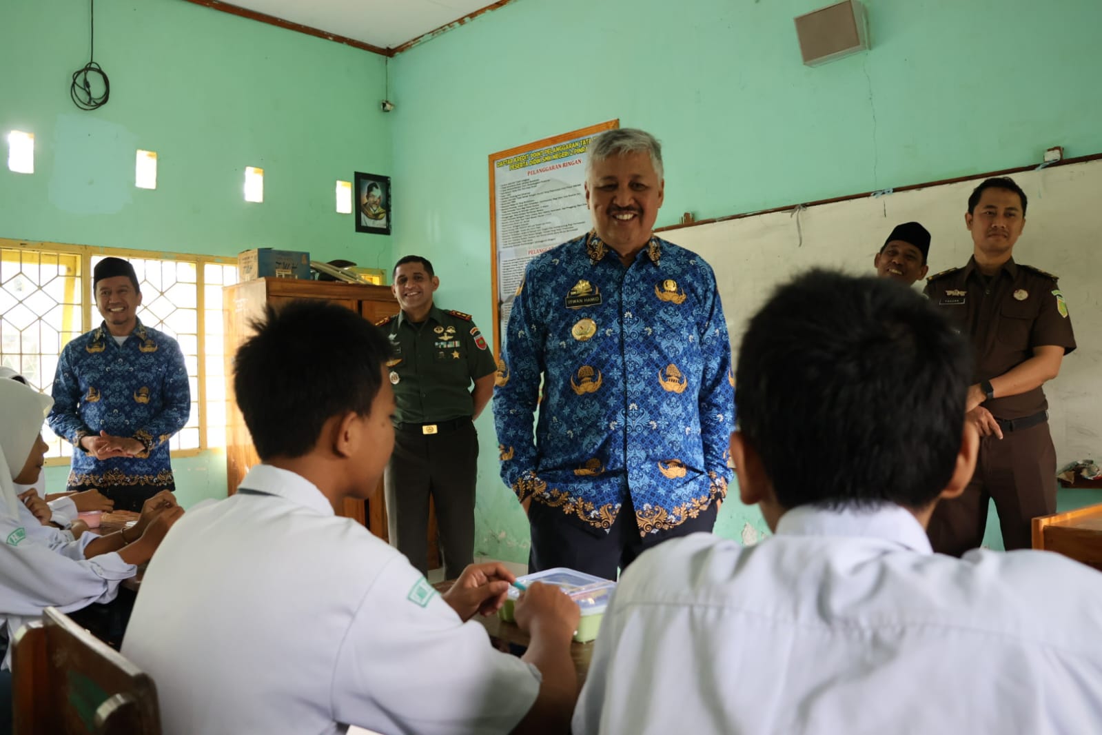 Kejaksaan Negeri Pinrang Dampingi Bupati Irwan Hamid dalam Kegiatan Pemberian Makanan Bergizi Gratis