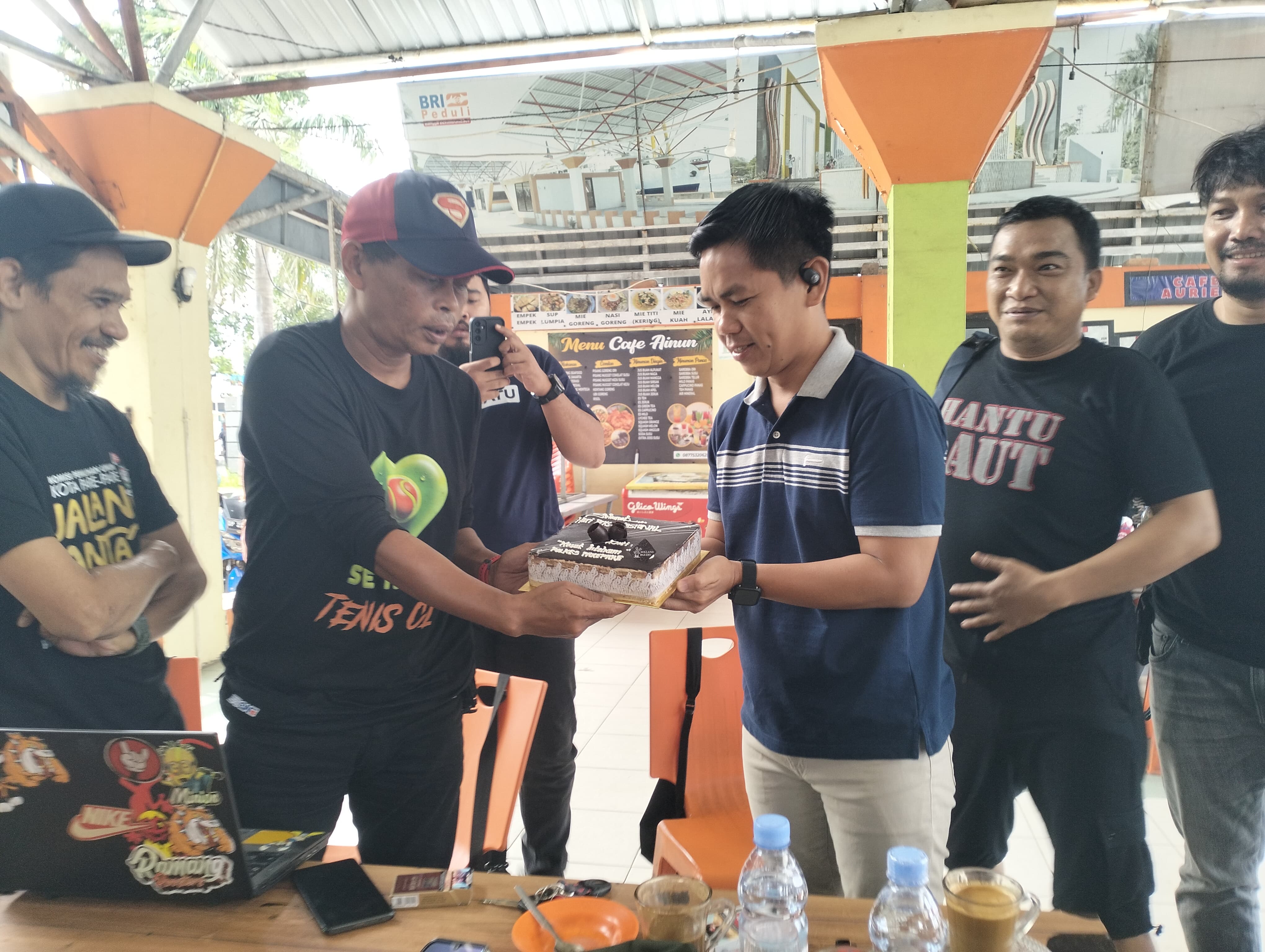 Kejutan Kasat Intelkam Polres Parepare Beri Kue Rayakan Hari Pers Nasional 2025