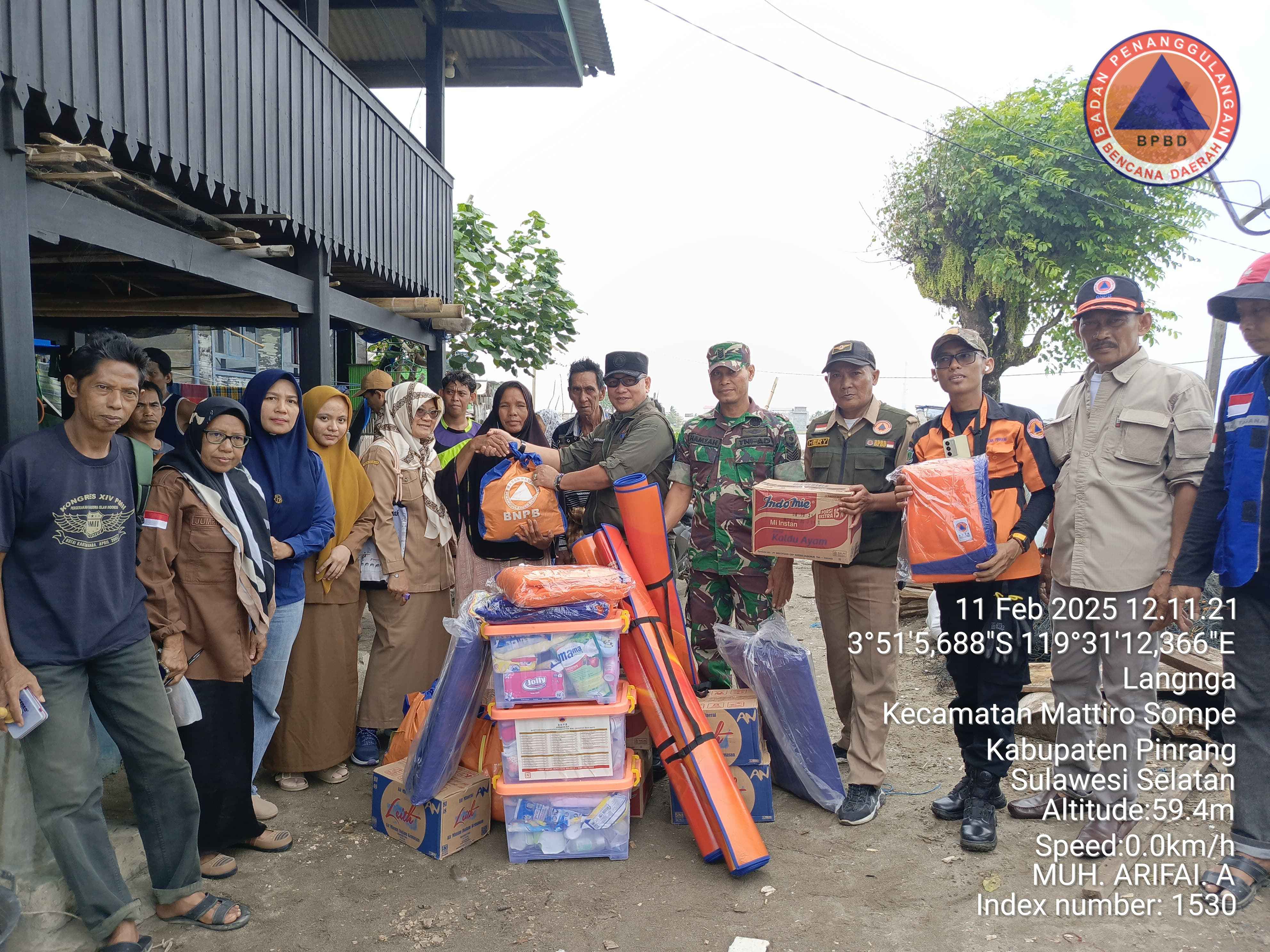 Kepala Pelaksana BPBD Pinrang Pimpin Penyerahan Bantuan untuk Korban Abrasi di Minanga Kae