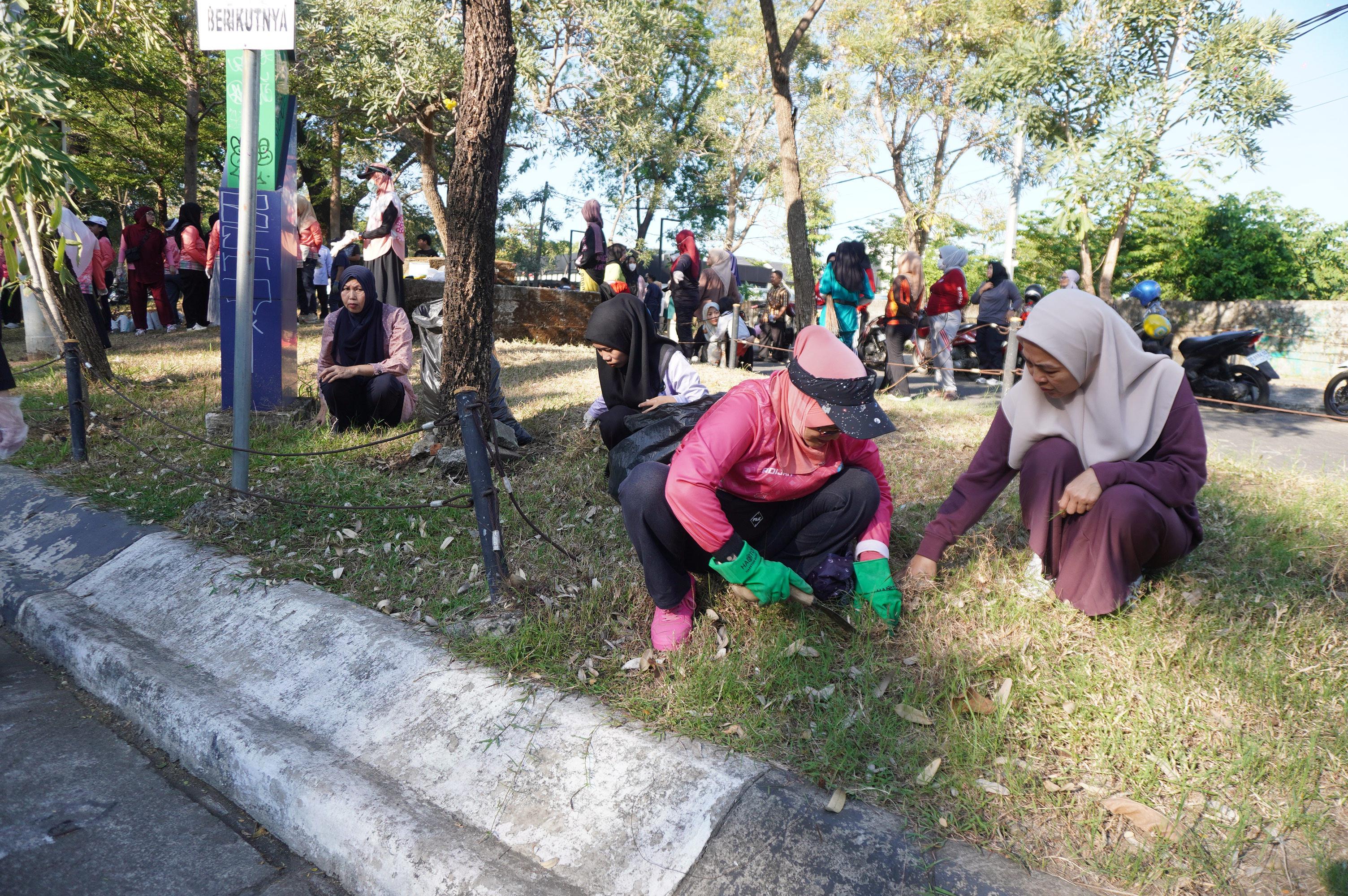 Lestarikan Lingkungan, Ketua TP PKK Makassar Tanam Bougenville dan Kompos Biopori di Anjungan Losari