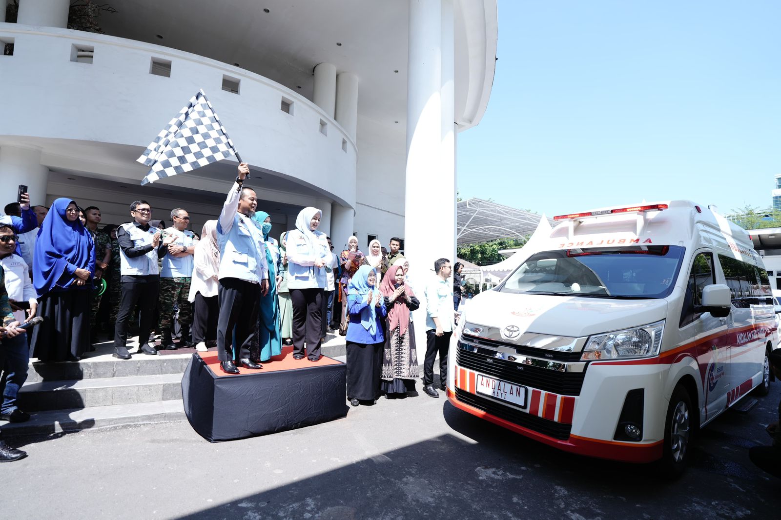 Pemprov Sulsel Luncurkan MICU, Mobil Ambulans Pertama yang Dilengkapi Ruang Operasi