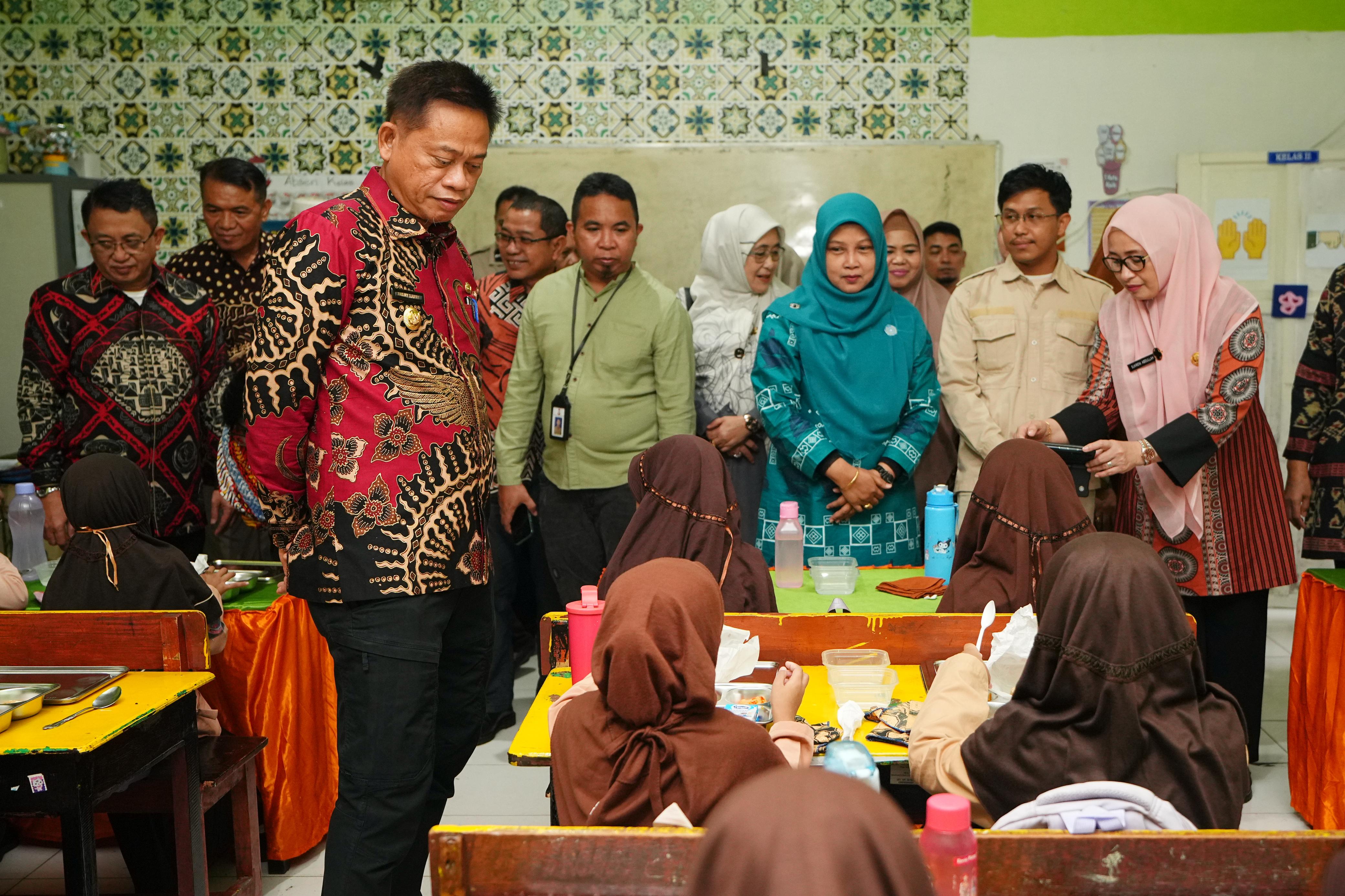 Pj Gubernur Sulsel Prof Fadjry Djufry Kembali Tinjau Pelaksanaan MBG di Kota Makassar