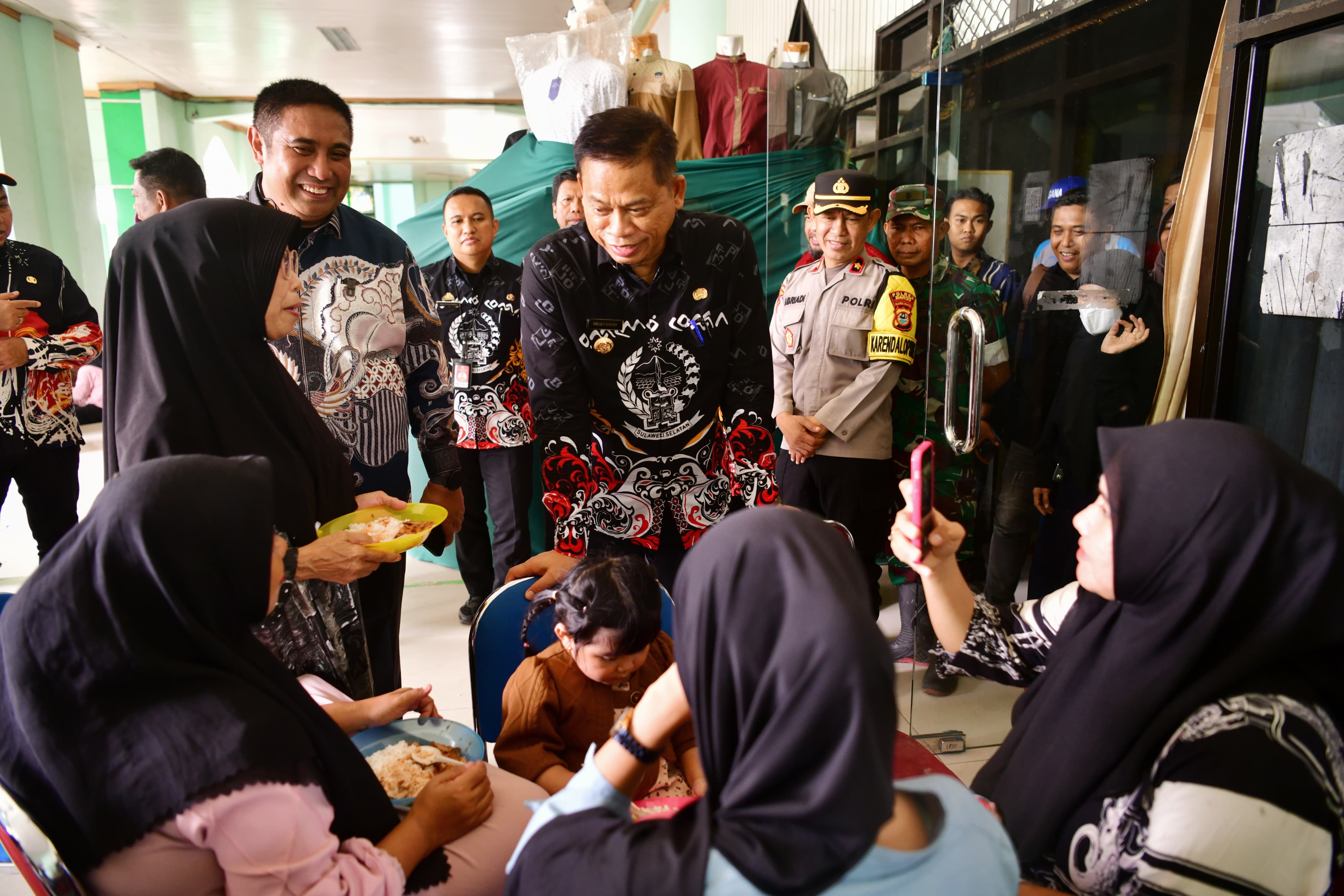 Pj Gubernur Prof Fadjry Djufry Kunjungi Korban Terdampak Banjir di Maros, Siapkan Bantuan Benih untuk Petani Jika Terjadi Puso