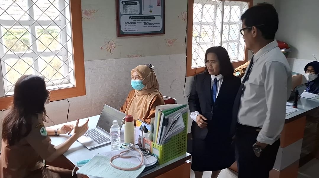 Sekda Pinrang Tinjau Pelaksanaan Program Pelayanan Kesehatan Gratis di Puskesmas Salo