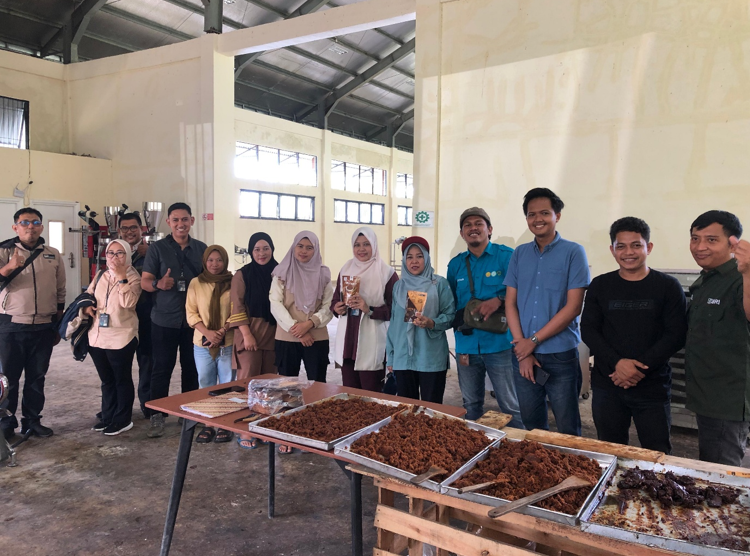 Tim BRI dan Program YESS Perkuat Pengembangan Usaha Gula Aren dan Klaster Sapi Jagung Petani Milenial Maros