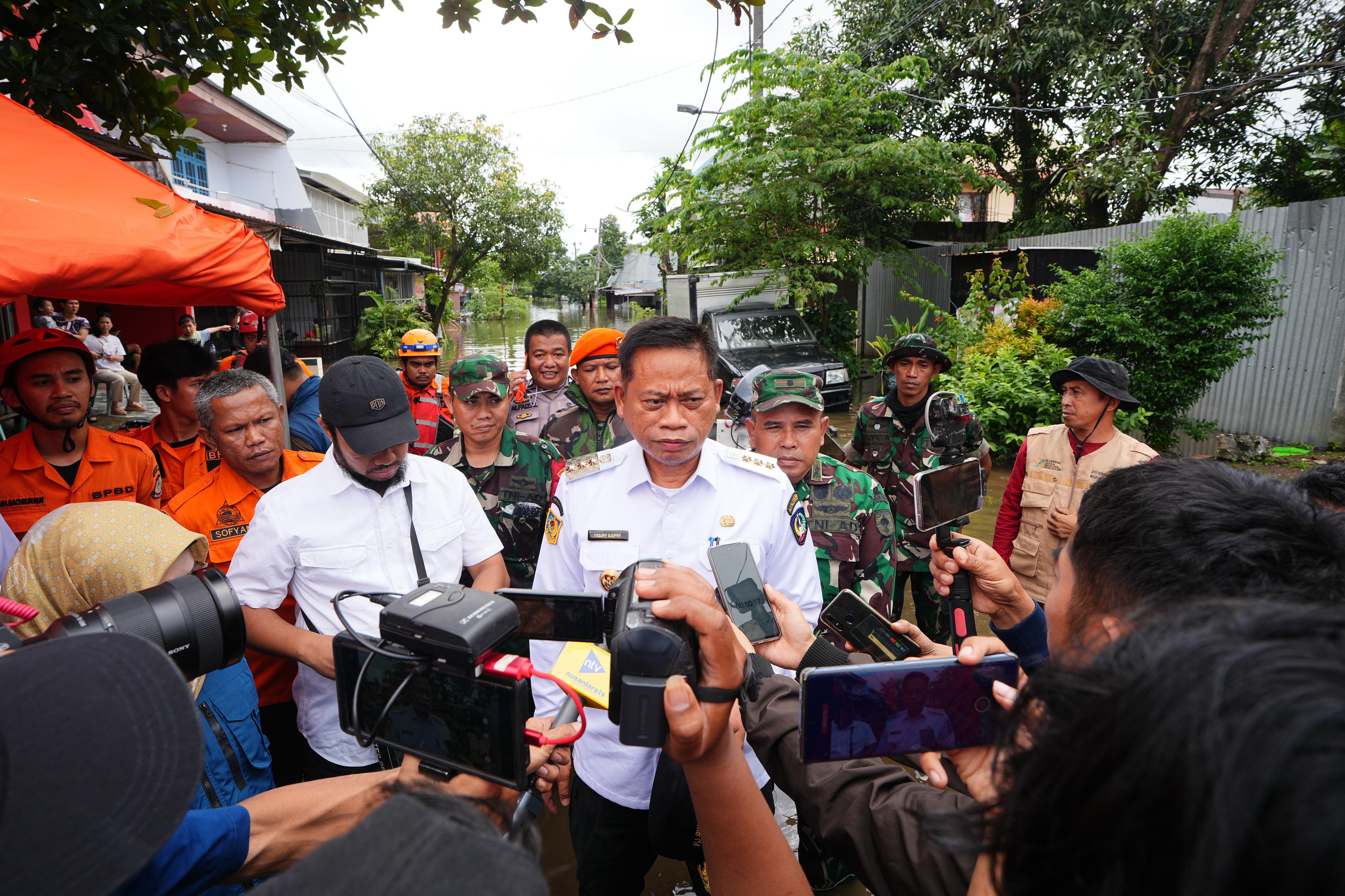 Tinjau Lokasi Banjir di Makassar, Prof Fadjry Djufry Harap Ada Solusi Permanen untuk Warga Terdampak